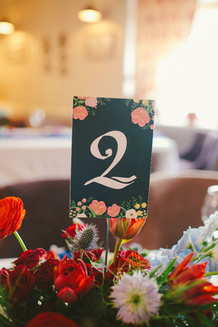 Уютная цветочная свадьба, номера столов