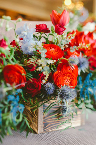 Уютная цветочная свадьба, яркие цветы