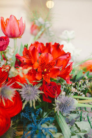 Уютная цветочная свадьба, красные цветы в декоре