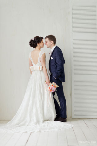 В соприкосновении со счастьем, жених и невеста обнимаются