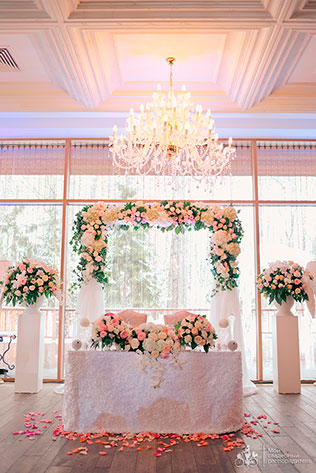 свадьба в стиле Коко Шанель, декор стола молодоженов