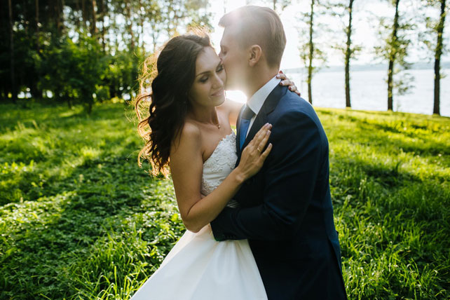 Вечная глубина чувств, морской стиль, прогулка жениха и невесты по берегу реки