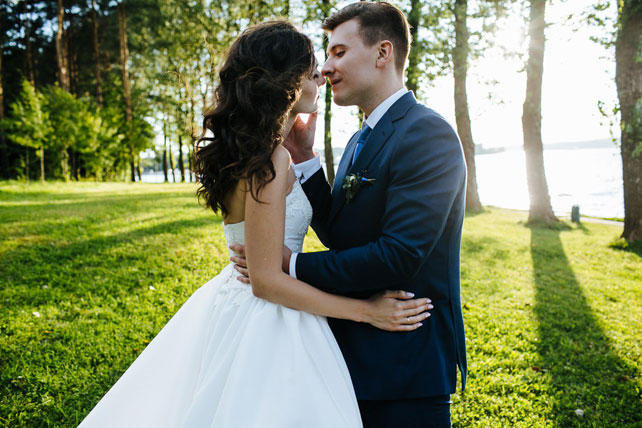 Вечная глубина чувств, морской стиль, прогулка жениха и невесты по берегу реки