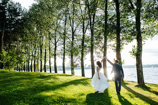 Вечная глубина чувств, морской стиль, прогулка жениха и невесты по берегу реки