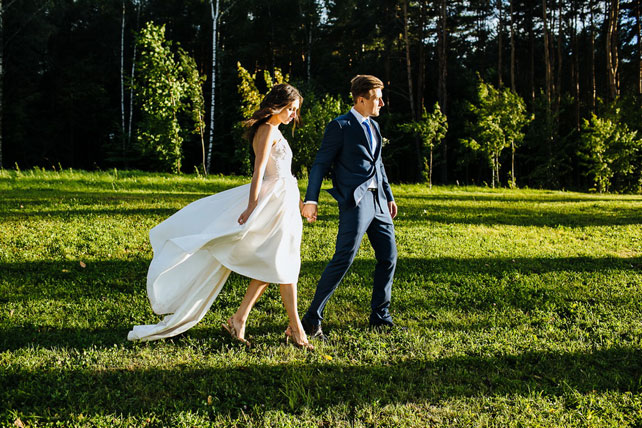 Вечная глубина чувств, морской стиль, прогулка жениха и невесты по берегу реки