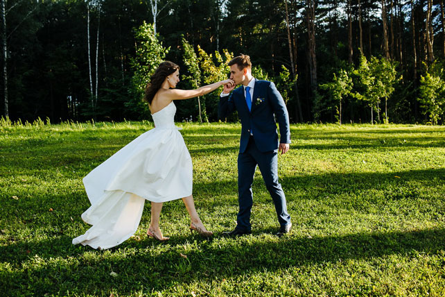 Вечная глубина чувств, морской стиль, прогулка жениха и невесты по берегу реки