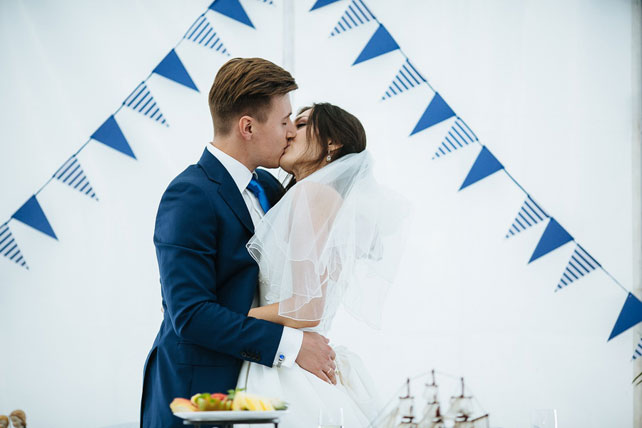 Вечная глубина чувств, морской стиль, поцелуй жениха и невесты