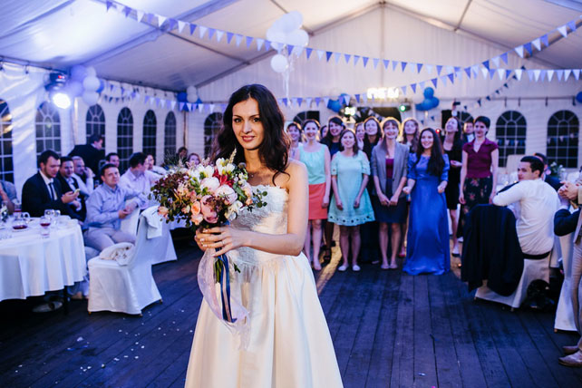 Вечная глубина чувств, морской стиль, невеста бросает букет