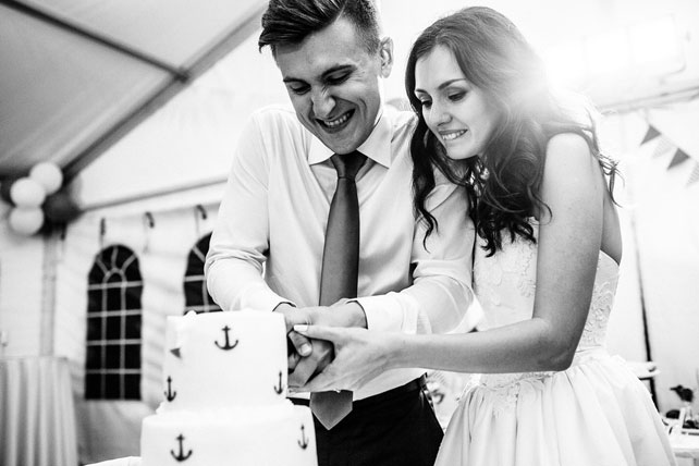 Вечная глубина чувств, морской стиль, жених и невеста разрезают торт