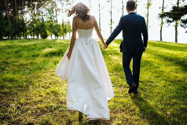 Вечная глубина чувств, морской стиль, прогулка жениха и невесты по берегу реки