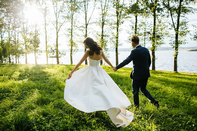 Вечная глубина чувств, морской стиль, прогулка жениха и невесты по берегу реки