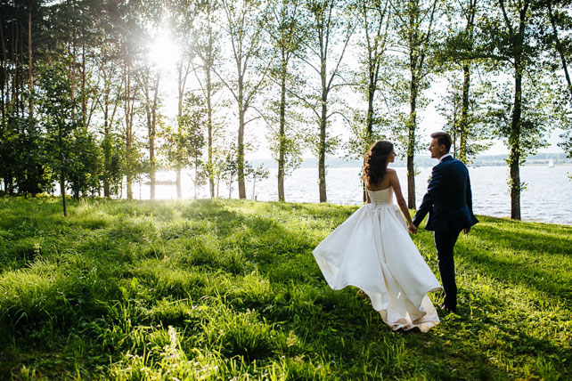 Вечная глубина чувств, морской стиль, прогулка жениха и невесты по берегу реки