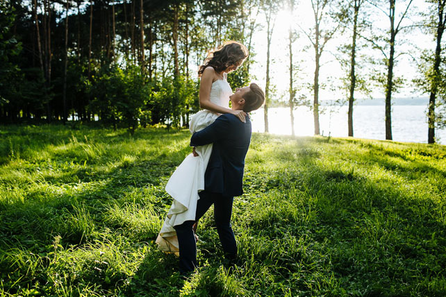 Вечная глубина чувств, морской стиль, прогулка жениха и невесты по берегу реки