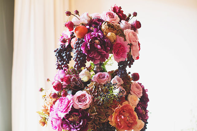 Ужин после венчания в стиле Dolce&Gabbana, декор комнаты невесты, композиции из живых цветов