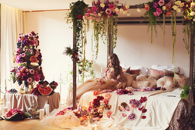 Ужин после венчания в стиле Dolce&Gabbana, декор комнаты невесты, образ невесты, платье невесты, украшенное цветами