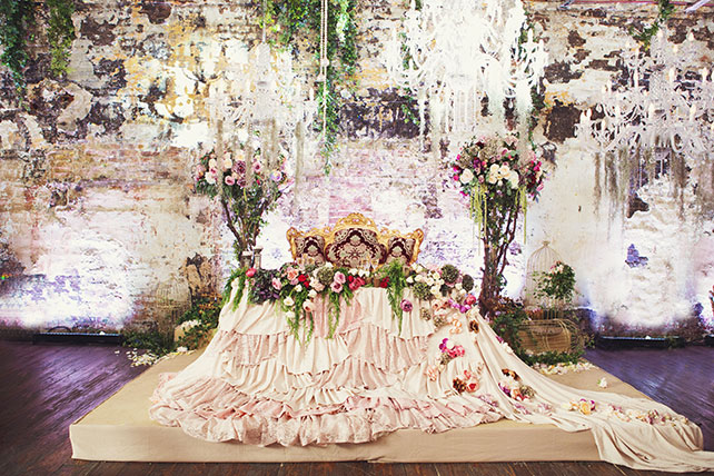 Ужин после венчания в стиле Dolce&Gabbana, декор стола молодожёнов