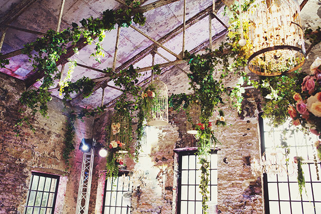 Ужин после венчания в стиле Dolce&Gabbana, декор свадьбы от Юлии Шакировой, декор потолка