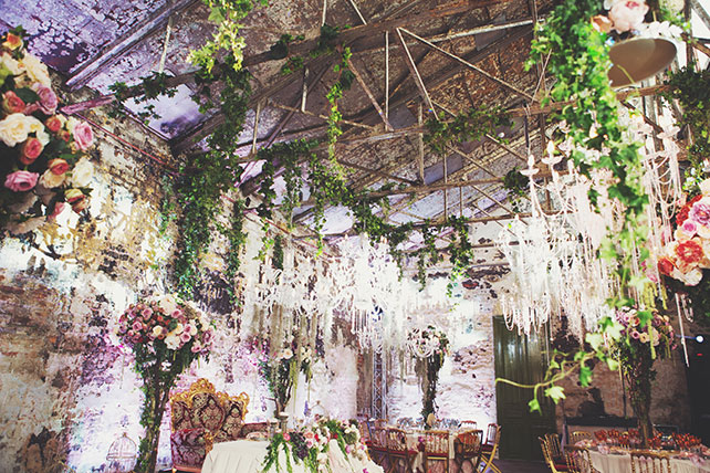 Ужин после венчания в стиле Dolce&Gabbana, декор свадьбы от Юлии Шакировой, декор зала, декор потолка