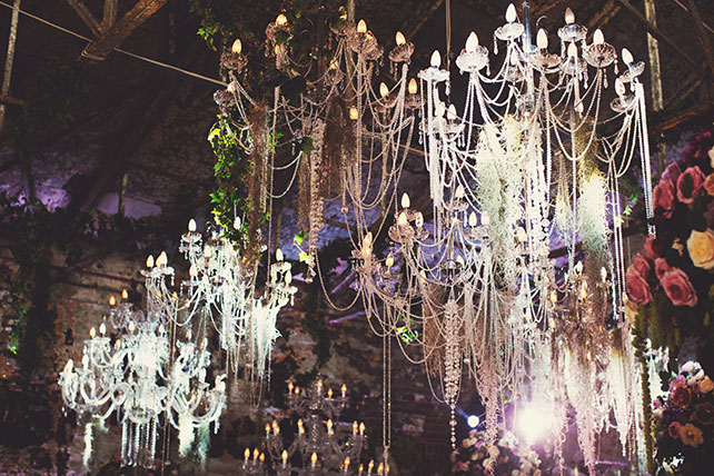 Ужин после венчания в стиле Dolce&Gabbana, декор свадьбы от Юлии Шакировой, люстры в декоре