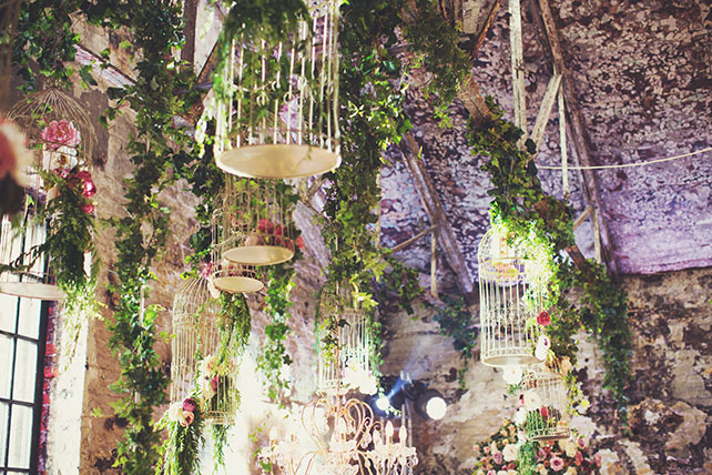 Ужин после венчания в стиле Dolce&Gabbana, декор свадьбы от Юлии Шакировой, декор зала, клетки, украшенные живыми цветами