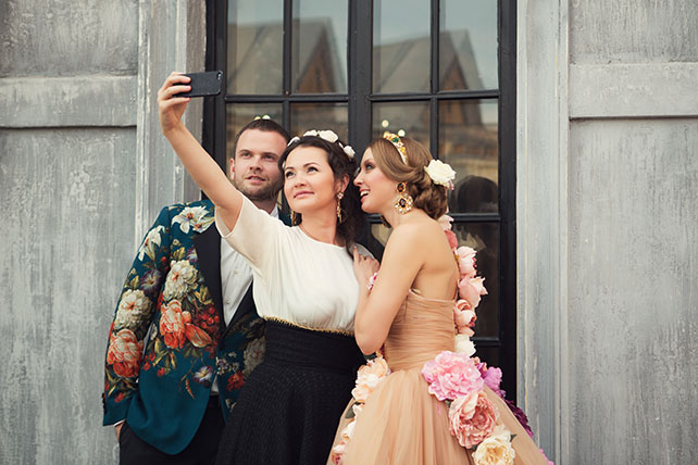 Ужин после венчания в стиле Dolce&Gabbana, Юлия Шакирова делает селфи с женихом и невестой