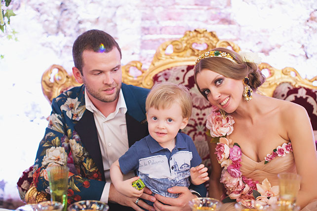 Ужин после венчания в стиле Dolce&Gabbana, жених и невеста с сыном