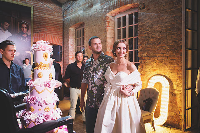 Ужин после венчания в стиле Dolce&Gabbana, жених и невеста разрезают свадебный торт