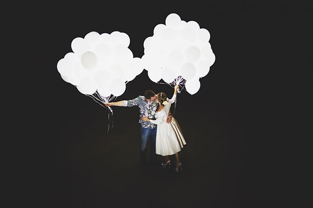 Ужин после венчания в стиле Dolce&Gabbana, жених и невеста с воздушными шарами