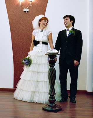 веселая ретро-свадьба, жених и невеста
