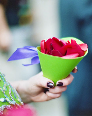 веселая ретро-свадьба, кулек с лепестками