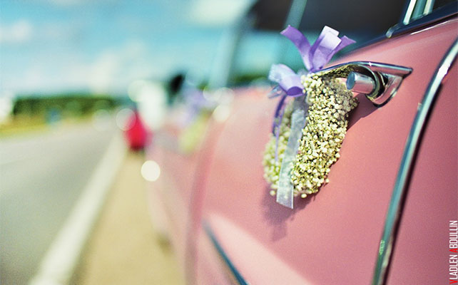 веселая ретро-свадьба, фотосессия жениха и невесты с ретро-автомобилем