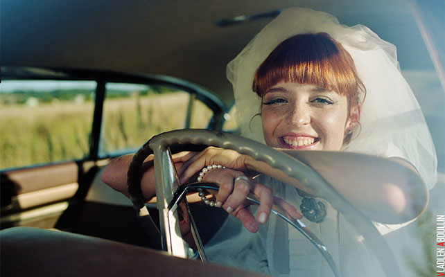 веселая ретро-свадьба, фотосессия жениха и невесты с ретро-автомобилем