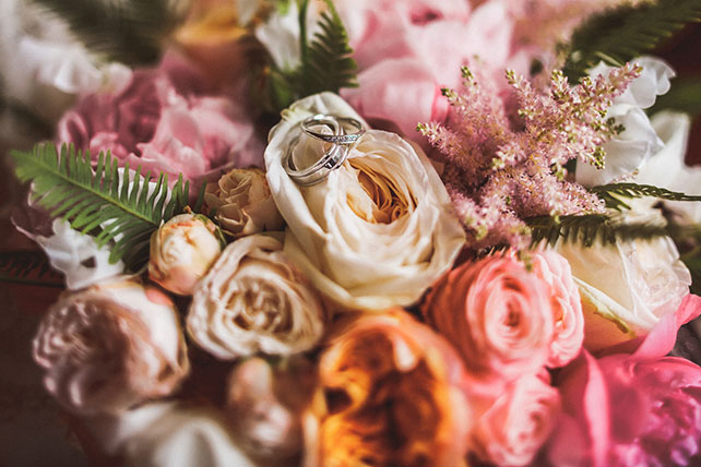 Весеннее пробуждение, свадьба Кристины и Эндрю, обручальные кольца на букете невесты