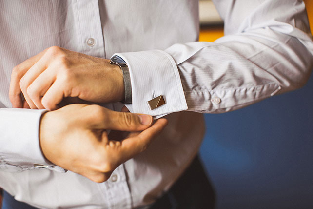 Весеннее пробуждение, свадьба Кристины и Эндрю, жених надевает запонки