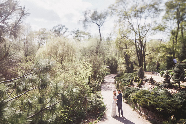 Весеннее пробуждение, свадьба Кристины и Эндрю, фотосессия жениха и невесты в парке