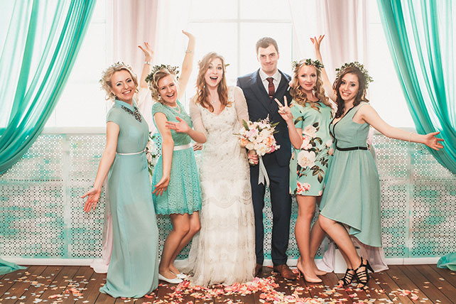 Весеннее пробуждение, свадьба Кристины и Эндрю, молодожёны с подружками невесты