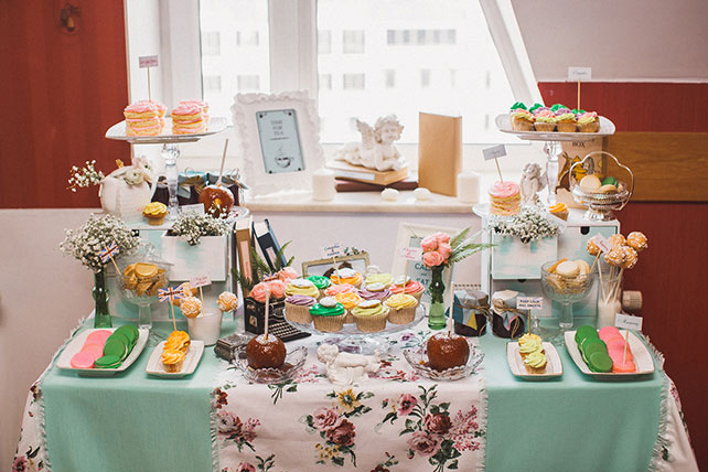 Весеннее пробуждение, свадьба Кристины и Эндрю, свадебные указатели, сладкий стол