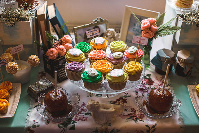 Весеннее пробуждение, свадьба Кристины и Эндрю, свадебные указатели, сладкий стол