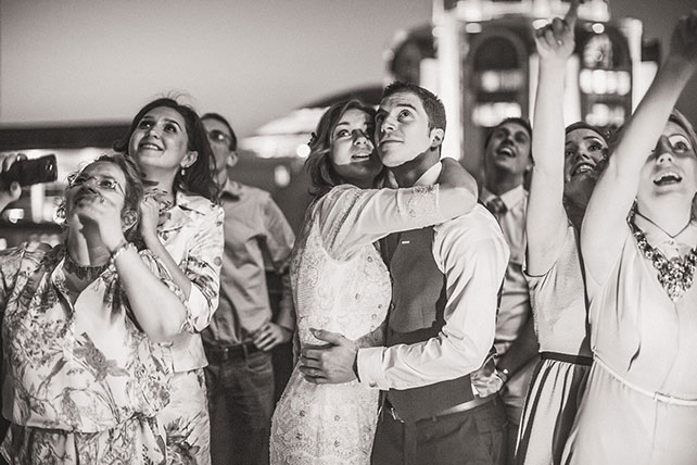 Весеннее пробуждение, свадьба Кристины и Эндрю, молодожёны с гостями запускают воздушные шарики