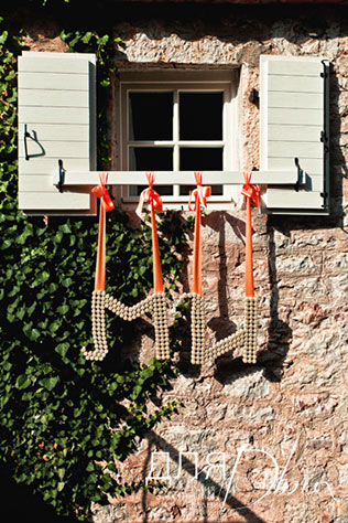 свадьба в Черногории, буквы из винных пробок