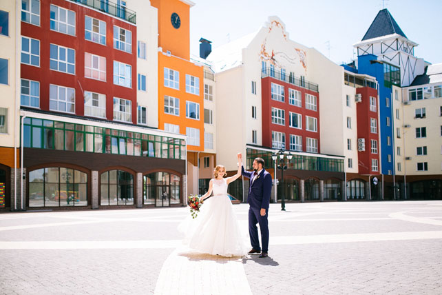 Винная свадьба, жених и невеста на городской площади