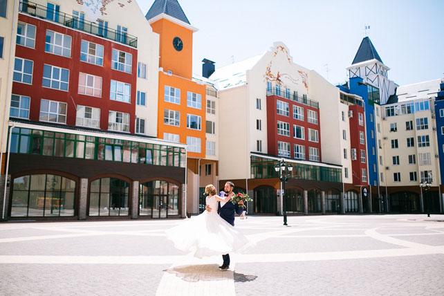 Винная свадьба, жених и невеста на городской площади