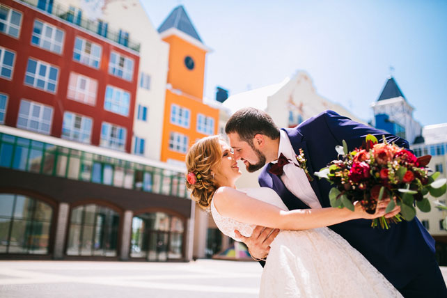 Винная свадьба, жених и невеста на городской площади