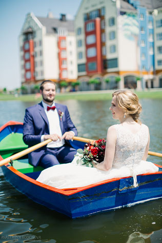 Винная свадьба, жених и невеста на лодке