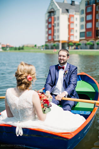 Винная свадьба, жених и невеста на лодке