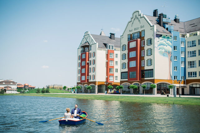 Винная свадьба, жених и невеста на лодке