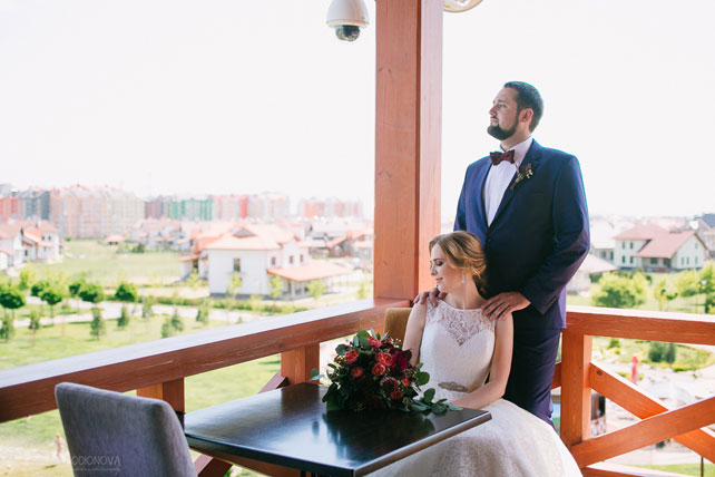 Винная свадьба, жених и невеста на террасе