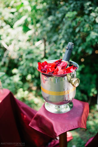 Винная свадьба, шампанское с лепестками роз