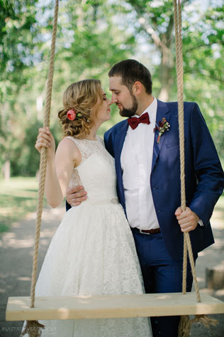 Винная свадьба, жених и невеста с качелями