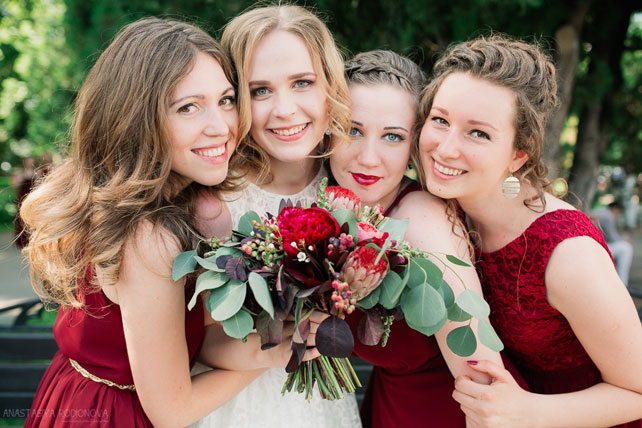 Винная свадьба, невеста с подружками